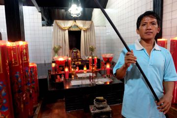 Parto, juru kunci kamar keramat Embah Areli Dato Kembang dan Ibu Enneng. Dia menunjukkan tongkat kayu keramat yang konon warisan Embah Areli. Lewat bantuan Parto, banyak peziarah menggunakannya untuk memprediksi rejeki atau peruntungan hidup.