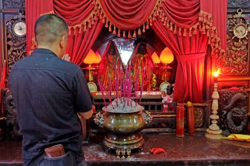 Seorang peziarah Klenteng Ancol tengah menghantarkan doa untuk Ibu Siti Wati (putri pasangan Embah A