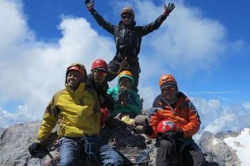 Pendaki Manula Pun Berhasil Menjajakkan Kaki di Puncak Cartensz