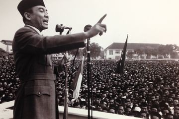 Soekarno, Presiden Republik Indonesia pertama, tengah berpidato dengan berapi-api yang membius lauta