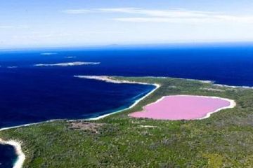 Pesona Danau Merah Muda di Tengah Pulau