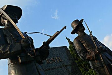 Monumen KNIL di Ereveld Pandu, yang menampilkan serdadu dengan klewang dan karabin. Mereka yang mayoritas berasal dari Maluku terpaksa harus ke Belanda demi membela Ratu. Tetapi usaha mereka dipandang sebelah mata, dan harus tetap berjuang hingga kini.