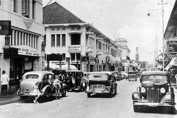 Jalan Braga di Kota Bandung sekitar 1930-an.  Kawasan ini disebut sebagai jalan yang sangat Eropa di tanah Hindia yang menarik wisatawan Eropa pada masanya.