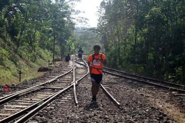Lari Mengejar Kereta Tua dan Melewati Lima Gunung, Tertarik?