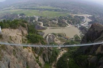 Atraksi Wisata Baru Jembatan Kaca Setinggi 180 Meter