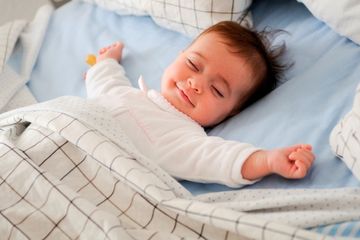 Mengapa Bayi Sering Tersenyum Saat Tidur?