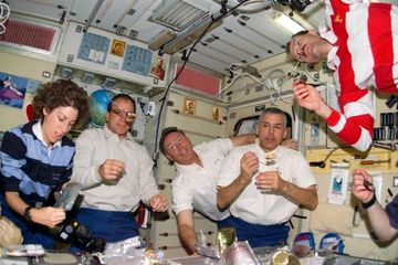 Bagaimana Ahli Gizi Menyiapkan Makanan para Astronot saat Berada di Luar Angkasa