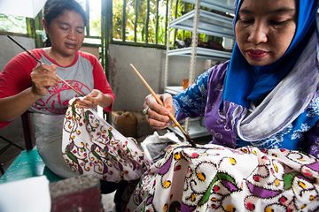 Memintal Cerita Wastra Asli Bumi Laskar Pelangi