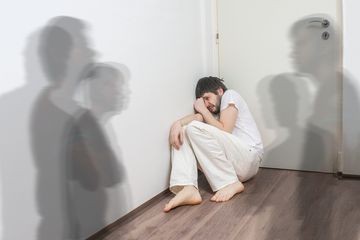 Pengidap skizofrenia paranoid mengalami delusi yang didasarkan pada keyakinan palsu.