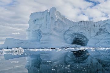 Gunung es di Greenland.