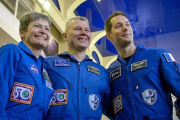 Dari kiri ke kanan: Astronaut Amerika, Peggy Whitson; kosmonaut Rusia Oleg Novitskiy dan pilot Pranc
