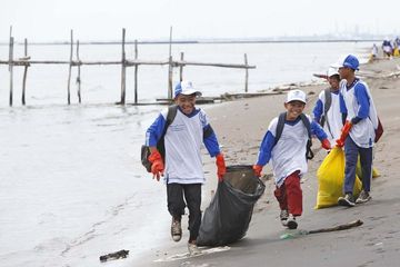 Bersih-bersih Pantai di Karangsong dan Cetak Rekor Minum Sirup Mangrove