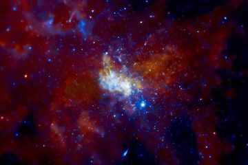 Lubang Hitam di Pusat Galaksi Menyemburkan Fragmen Seukuran Planet