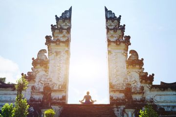 Selain alamnya yang menawan, suasana tenang  dan damai di beberapa tempat di Bali juga menjadi alasa