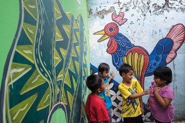 Anak-anak menghabiskan waktu bermain bersama di salah satu sudut jalan kampung Batik Palbatu, Jakarta.