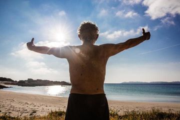Morandi berlatih tai chi di pantai di pagi hari, menyerap sinar matahari dan menghirup udara asin.
