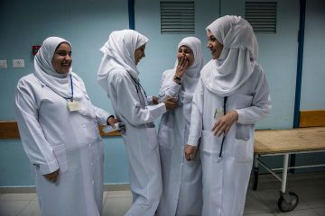 Mahasiswa kedokteran dari Universitas Islam saat istirahat di bangsal bersalin di rumah sakit Al-Shi.