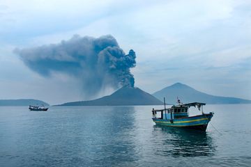 Perahu dengan latar belakang Gunung Anak Krakatau.