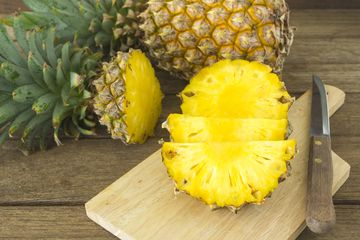 Selain kaya akan vitamin C, buah nanas juga mengandung vitamin B kompleks dan vitamin A 