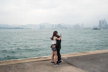 Berfoto Ria di Dermaga Hong Kong nan Mempesona