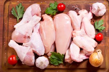 Mencuci daging ayam mentah justru berbahaya bagi kesehatan karena dapat meningkatkan risiko penyebar