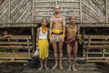 Sudah delapan tahun Rob Henry tinggal bersama suku asli Mentawai