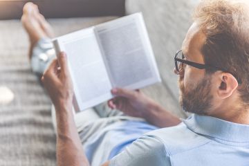 Mengapa Beberapa Orang Lebih Senang Baca Buku Fisik Dibanding E-Book?