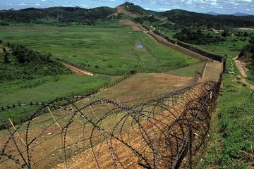 Garis batas di zona demiliterisasi Korea.