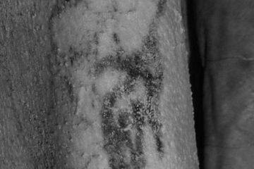 Gambar tato setelah diteliti dengan inframerah. Para ilmuwan telah menemukan tato tertua di dunia dengan gambar banteng dan domba liar. Kedua hewan tersebut melambangkan kejantanan dan kesuburan pria.