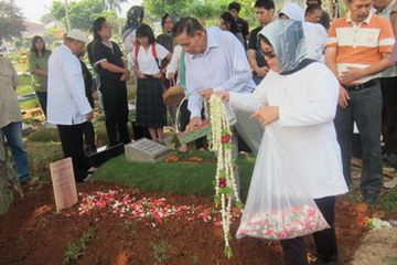 RA Kosasih Dimakamkan di Tanah Kusir