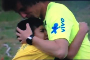 Tangis Bocah Ini Pecah Setelah Bertemu Idolanya di Piala Dunia