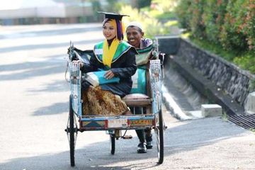 Jadi Wisudawati Terbaik Bukan Jalan Instan buat Putri Pengayuh Becak