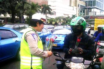 Polres Cianjur Bagikan Helm Gratis