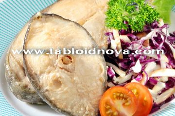 Fish Steak Apple Coleslaw