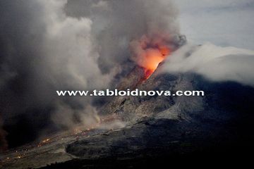 Gunung Sinabung Masih Terus Muntahkan Abu