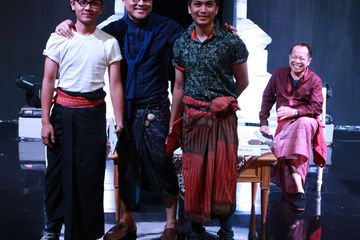 Bergaya Dengan Sarong di Jogja Fashion Week 2014