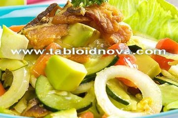 Selada Avokad Tomat