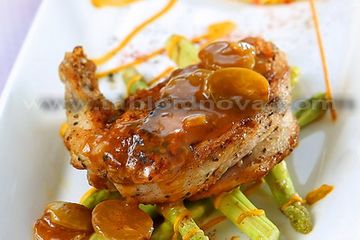 Grilled Chicken Breast with Grapes Sauce