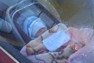 Ibu Tinggalkan Bayi di Parkir dengan Menempel Pesan