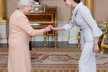 Ini Reaksi Angelina Jolie Saat Bertemu Ratu Elizabeth II di Istana Buckingham