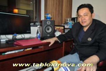 Farhat Abbas Teror Anak Kandungnya Lewat SMS!