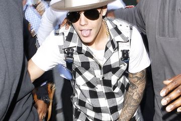 Justin Bieber Ditahan di Bandara