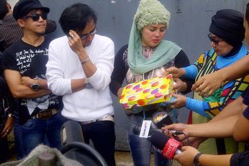 Ibunda Depe Terharu Diberi Cendramata Oleh Penggemar Anaknya