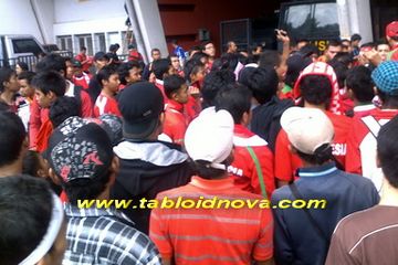 Penonton Rela Menginap di GBK