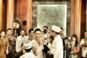 Ade Sechan dan Sandy Sondoro Menikah
