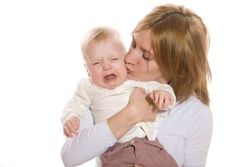6 Trik Meredakan Tangisan Bayi