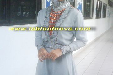 Sulis Bangun Sekolah Sendiri