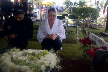 Rieke Dyah Pitaloka Menangis di Pusara Franky  Sahilatua
