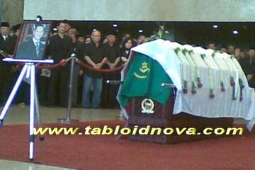 Adjie Massaid Disemayamkan Pelayat Menyemut