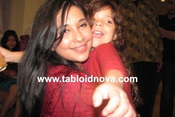 Ayu Azhari Menyesal Lahirkan Anak-anaknya